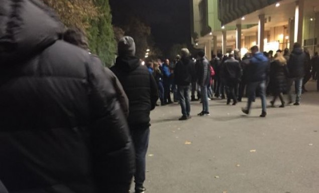 Πετροπόλεμος πριν από τη σέντρα του Αούστρια – Ρόμα – ΒΙΝΤΕΟ