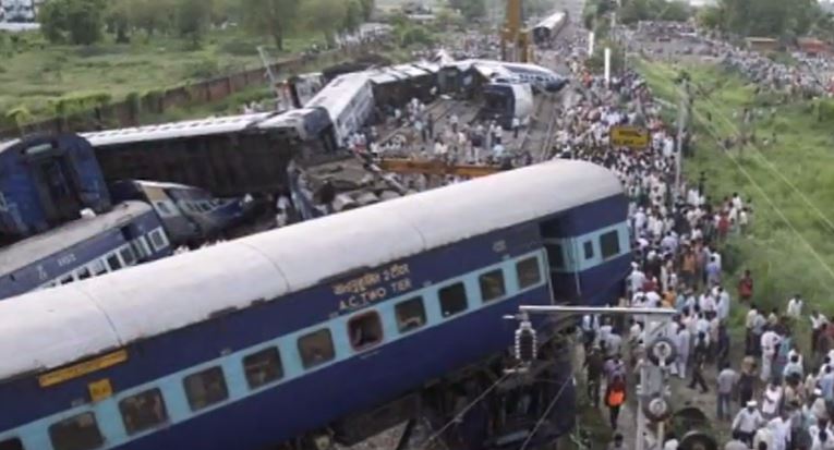 Βίντεο από το σιδηροδρομικό δυστύχημα στην Ινδία – Αυξάνονται οι νεκροί