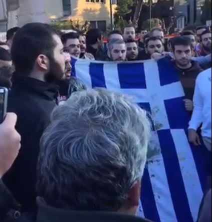 Στην πρεσβεία των ΗΠΑ η πορεία με την αιματοβαμμένη σημαία – ΤΩΡΑ