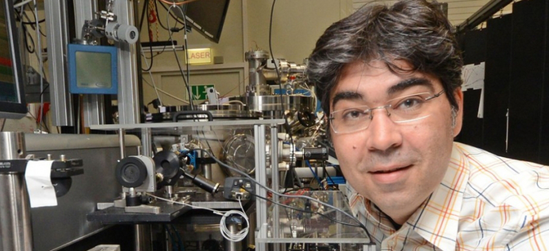 Ο Έλληνας που συνθέτει τα κύματα του φωτός