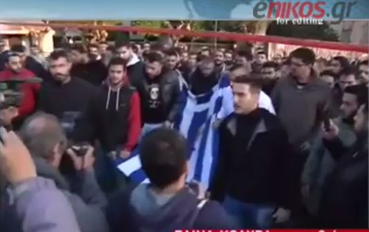 Στην πρεσβεία των ΗΠΑ η σημαία του Πολυτεχνείου – ΒΙΝΤΕΟ