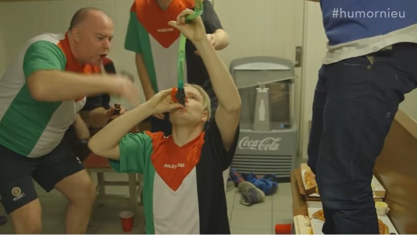 Παίζουν μπάλα μεθυσμένοι και το ΒΙΝΤΕΟ έχει γίνει viral