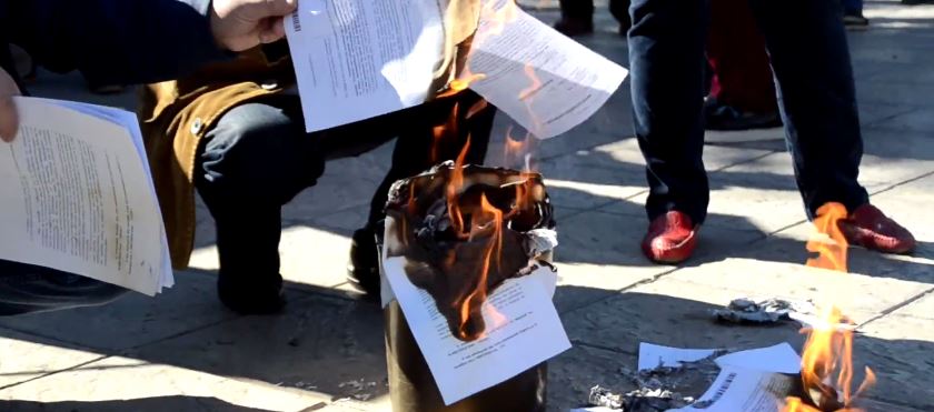 Συνταξιούχοι έκαψαν τις επιστολές του Κατρούγκαλου στη Λαμία – ΒΙΝΤΕΟ
