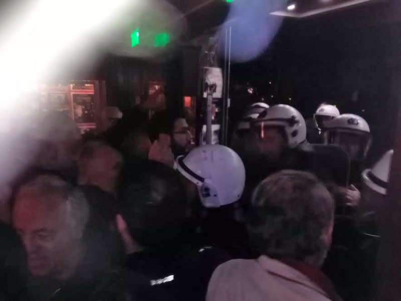 Αντιμέτωπη με ΜΑΤ η “γενιά των 400 ευρώ” σε εκδήλωση του ΣΥΡΙΖΑ – ΒΙΝΤΕΟ