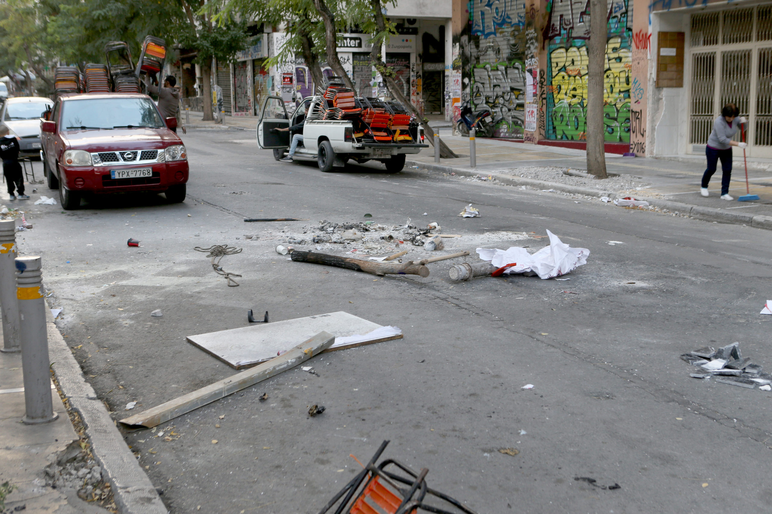 Εικόνες καταστροφής στην Στουρνάρη μετά τα επεισόδια – ΦΩΤΟ