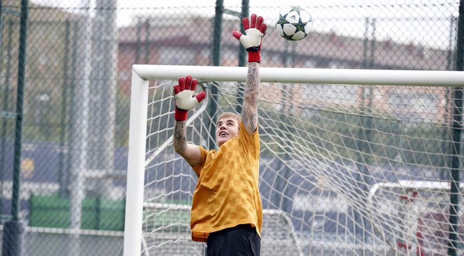 Ο Τζάστιν Μπίμπερ με τη φανέλα της Μπαρτσελόνα – ΦΩΤΟ