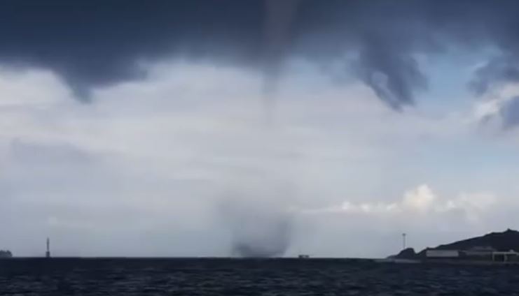 Eντυπωσιακός υδροστρόβιλος στην Τήνο – ΒΙΝΤΕΟ