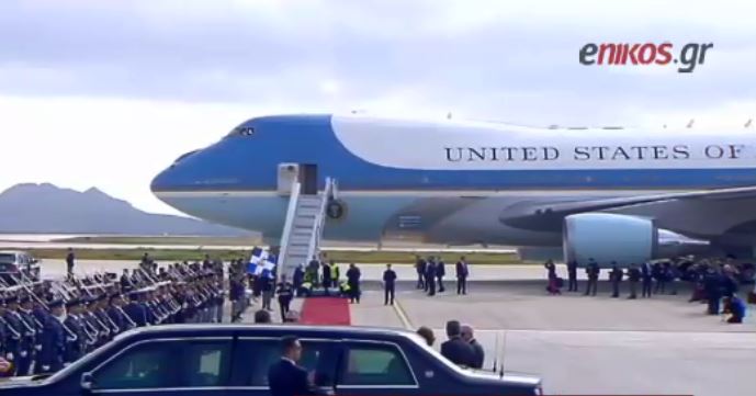 Το απρόοπτο με το κόκκινο χαλί κατά την άφιξη του Air Force One – ΒΙΝΤΕΟ