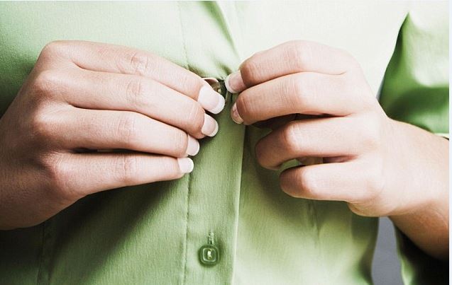 Γιατί τα κουμπιά στα γυναικεία πουκάμισα είναι στην αριστερή πλευρά ενώ στα ανδρικά στη δεξιά;