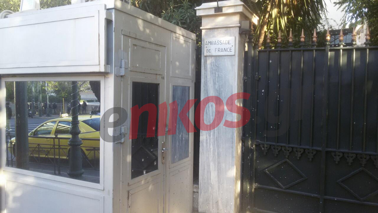 Νέες ΦΩΤΟ από την γαλλική πρεσβεία – Τα θραύσματα στην είσοδο