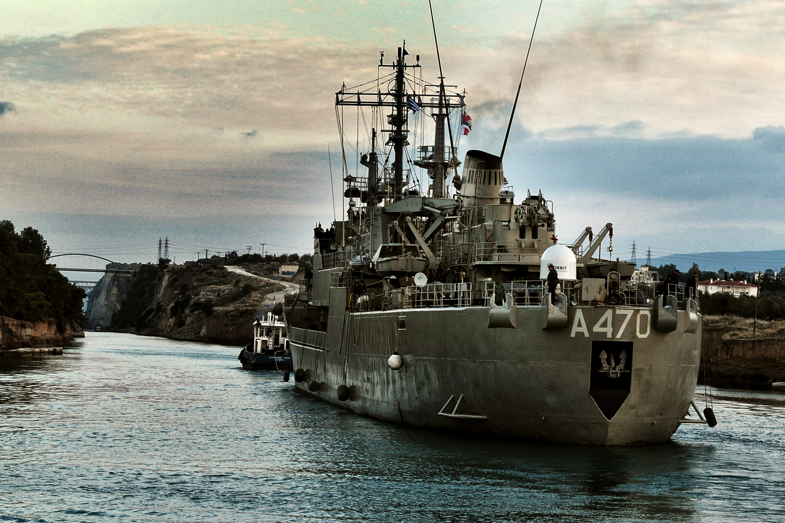 Το πολεμικό πλοίο Αλιάκμων III διασχίζει τον Ισθμό – Εντυπωσιακές ΦΩΤΟ