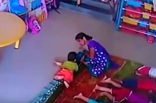 Βίντεο που σοκάρει – Νηπιαγωγός πετά μωρό στο πάτωμα και το χτυπά στο κεφάλι