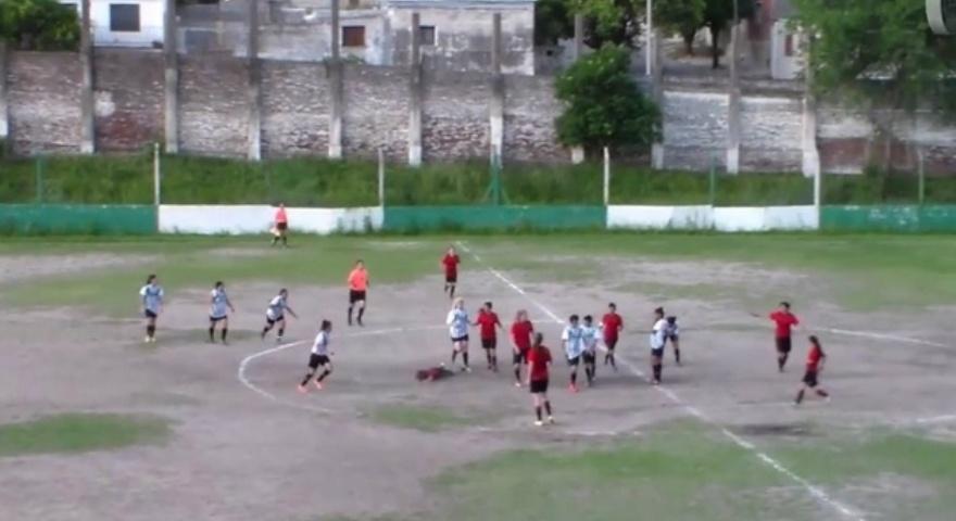 Μπουνιές σε ποδοσφαιρικό αγώνα γυναικών – BINTEO