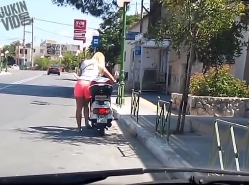 Η κοπέλα που προσπαθεί να βάλει μπροστά το μηχανάκι με το… σταντ – ΒΙΝΤΕΟ