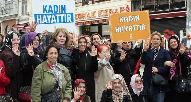 Κωνσταντινούπολη: 2.000 άνθρωποι διαδήλωσαν για την εξάλειψη της βίας κατά των γυναικών
