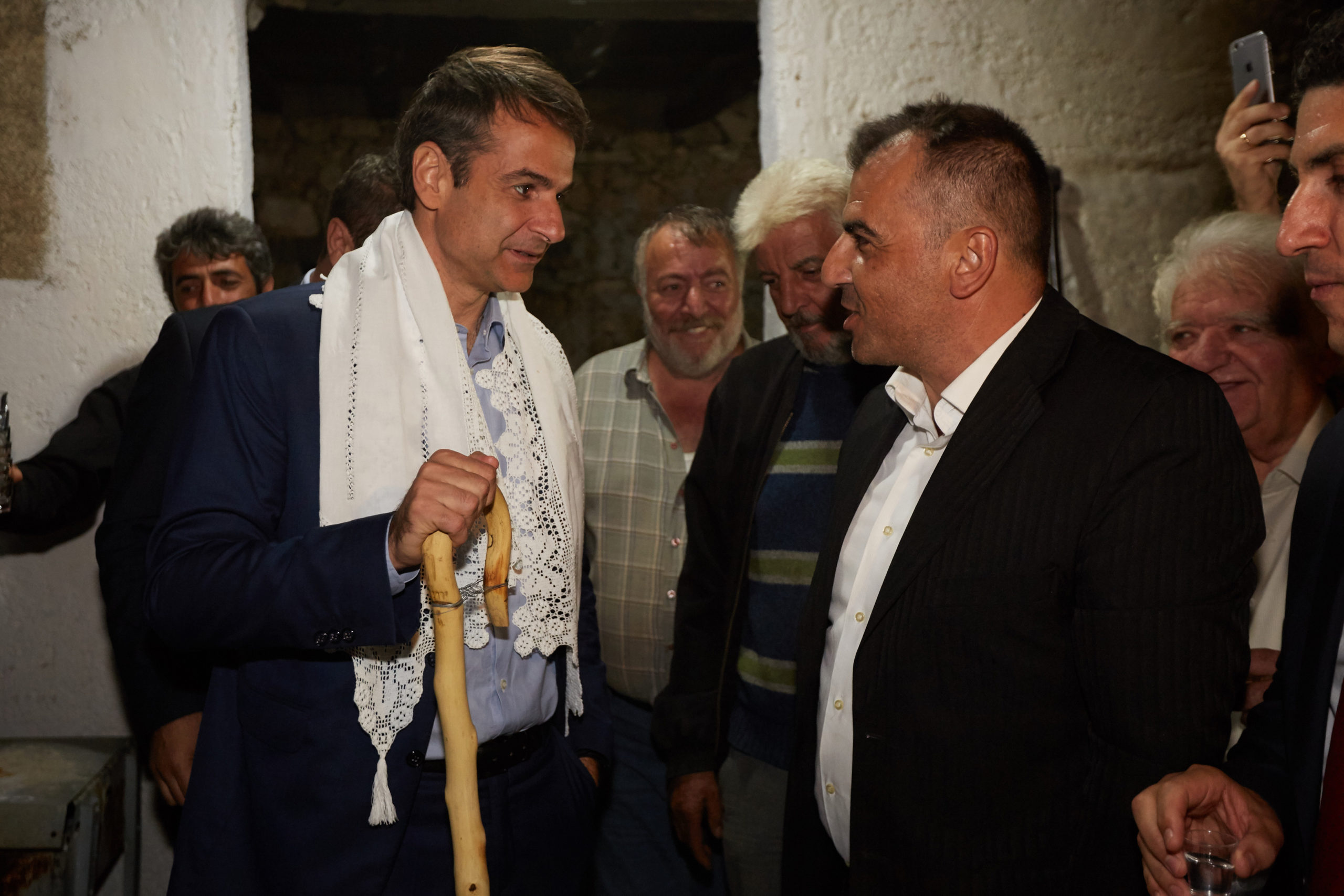 Η μαντινάδα στον Μητσοτάκη και το ρακοκάζανο στα Χανιά – ΒΙΝΤΕΟ