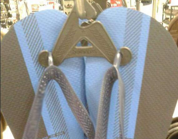 Οι σαγιονάρες που δίχασαν το Twitter – Τι χρώμα είναι;