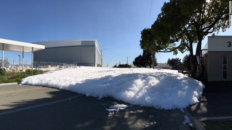 Οι δρόμοι γέμισαν με αφρό στην Καλιφόρνια – ΒΙΝΤΕΟ – ΦΩΤΟ