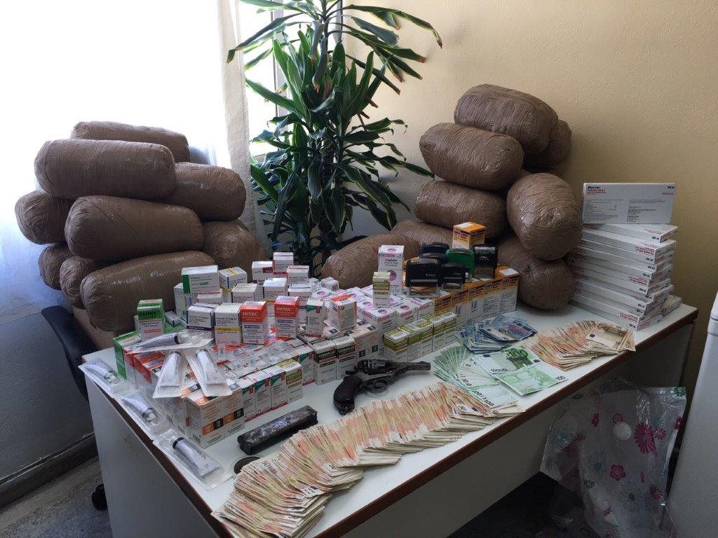 19 εκατ. ευρώ ο τζίρος της σπείρας που διακινούσε ναρκωτικά έξω από τα Προπύλαια