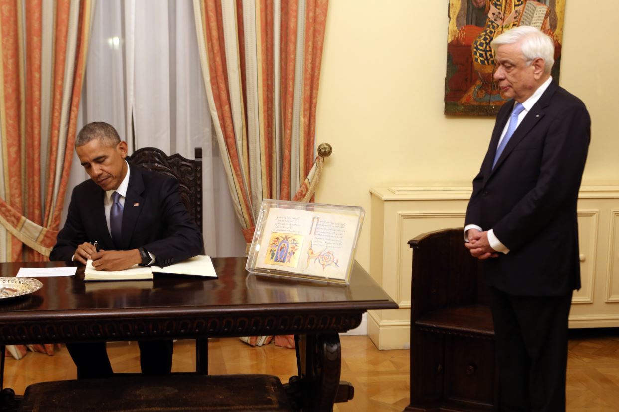 Ο Ομπάμα υπέγραψε στο Βιβλίο Υψηλών Επισκεπτών στο Προεδρικό Μέγαρο – ΦΩΤΟ
