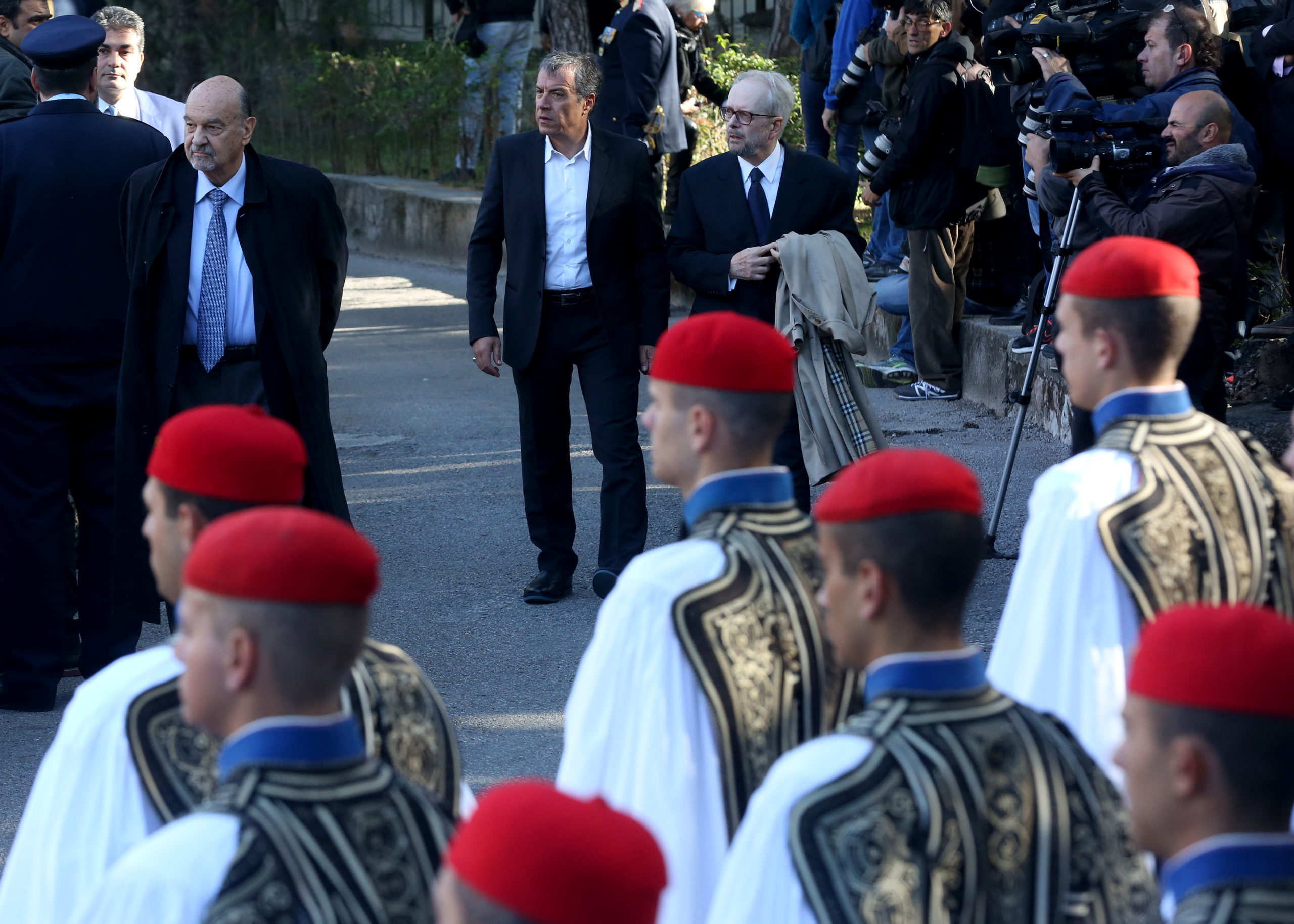 Ο Σταύρος Θεοδωράκης στην κηδεία του Κωστή Στεφανόπουλου – ΦΩΤΟ – ΤΩΡΑ
