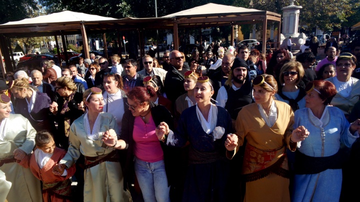 Πάνω από 200 Πόντιοι χόρεψαν στην πλατεία της Χίου – ΒΙΝΤΕΟ