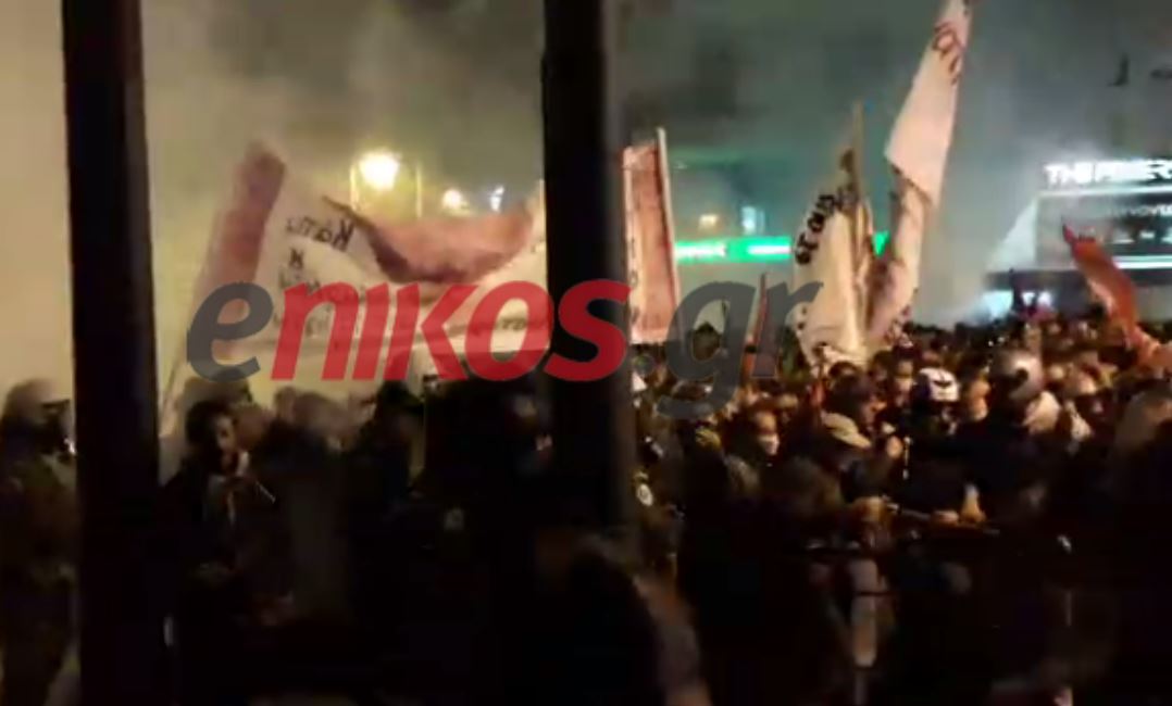 Μάχη σώμα με σώμα αντιεξουσιαστών και ΜΑΤ – ΒΙΝΤΕΟ