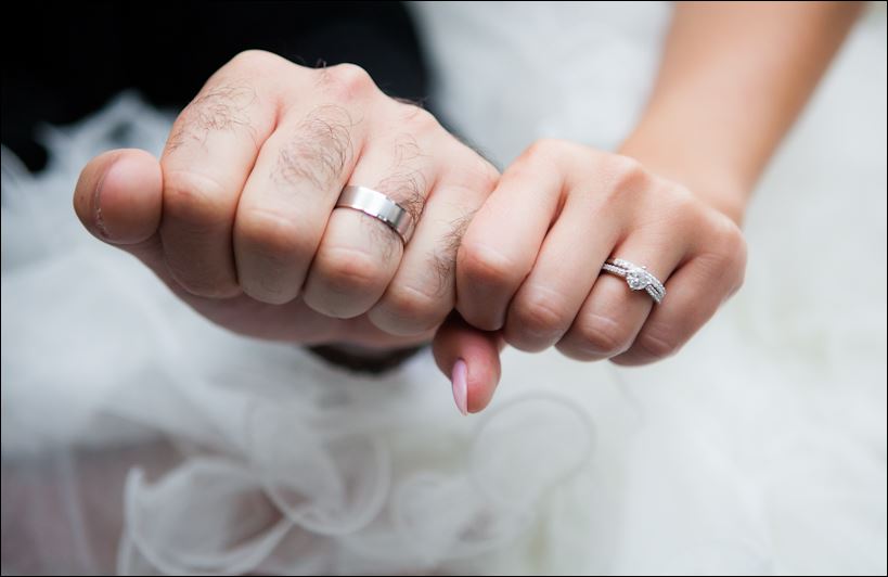 Δείτε γιατί φοράμε τη βέρα του γάμου στον παράμεσο – ΒΙΝΤΕΟ
