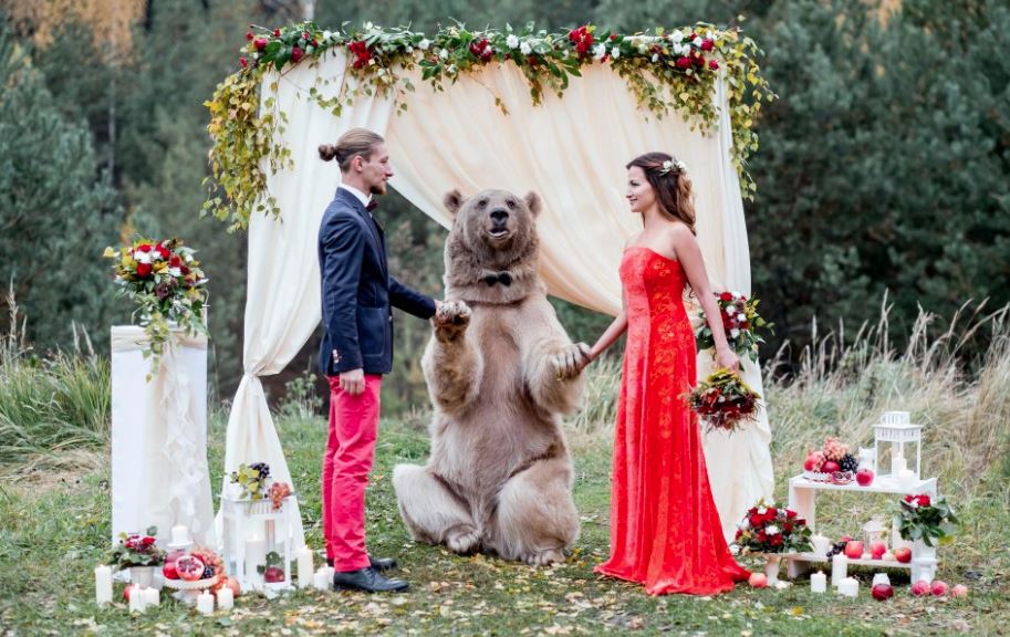 Παντρεύτηκαν με κουμπάρο μια… αρκούδα – ΦΩΤΟ