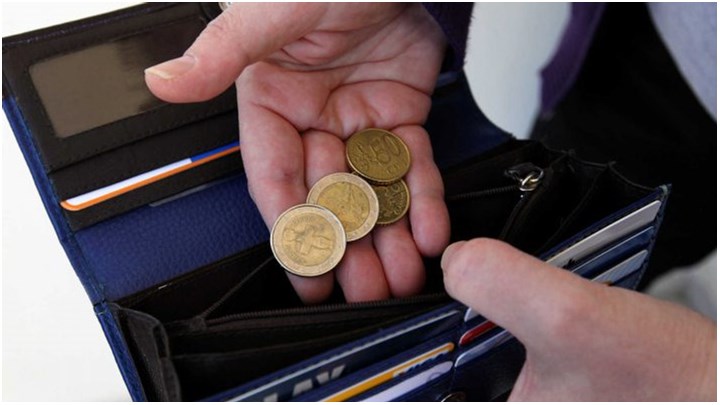 Εργασιακό σοκ από την τρόικα με «ψαλίδι» για τον κατώτατο μισθό