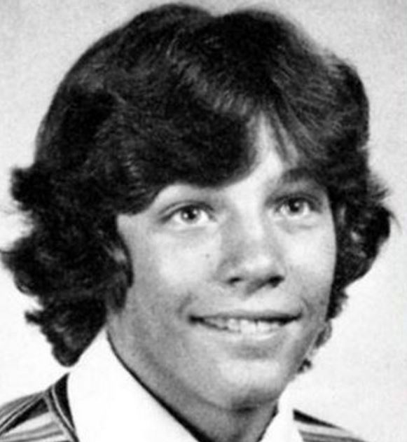 Αναγνωρίζετε τον διάσημο τραγουδιστή; – ΦΩΤΟ