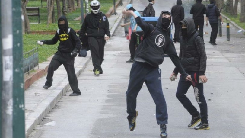 Επεισόδια έξω από το Πολυτεχνείο – Κλειστοί οι γύρω δρόμοι