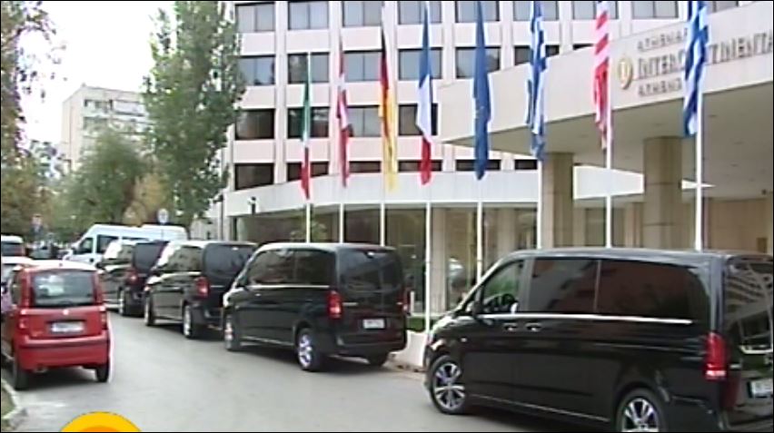 Τα μαύρα βαν των συνοδών του Ομπάμα έξω από το Intercontinental – ΦΩΤΟ