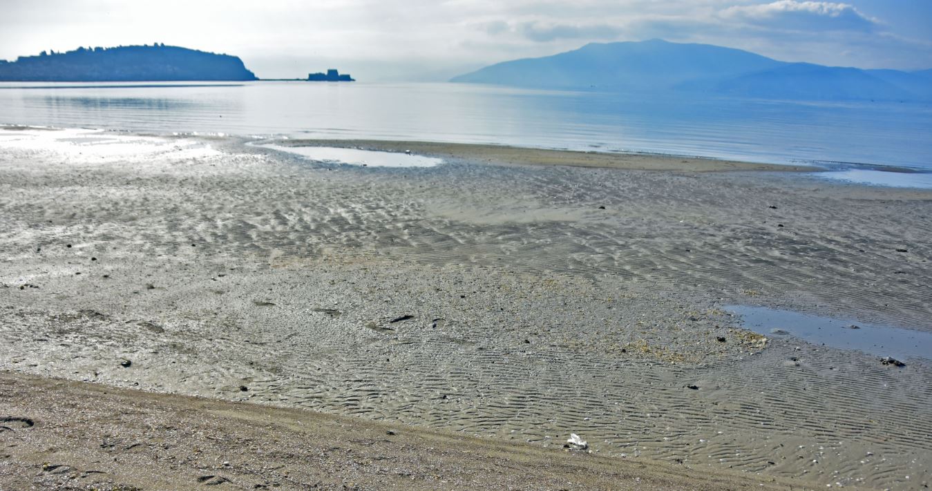 Εντυπωσιακή άμπωτη στο Ναύπλιο αποκάλυψε μια νέα παραλία – ΦΩΤΟ – ΒΙΝΤΕΟ