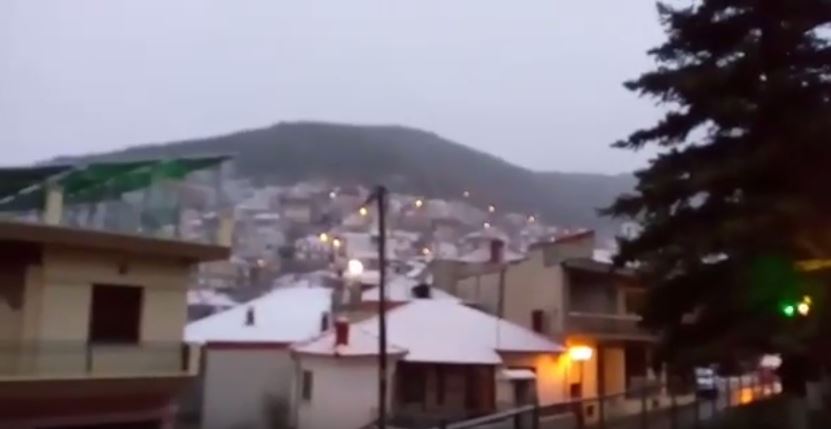 Έπεσαν τα πρώτα χιόνια στη Λάρισα – ΒΙΝΤΕΟ