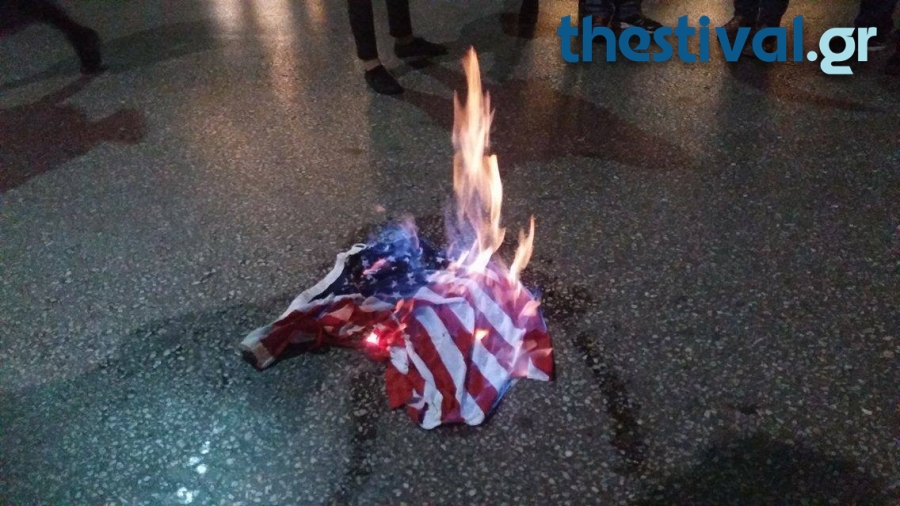 Έκαψαν την σημαία των ΗΠΑ έξω από το αμερικάνικο προξενείο στη Θεσσαλονίκη – ΒΙΝΤΕΟ