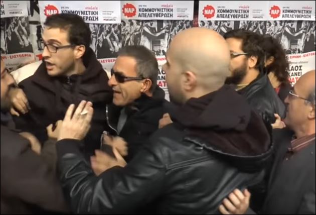 Ένταση στην Πάτρα κατά την κατάθεση στεφανιών για το Πολυτεχνείο – ΒΙΝΤΕΟ