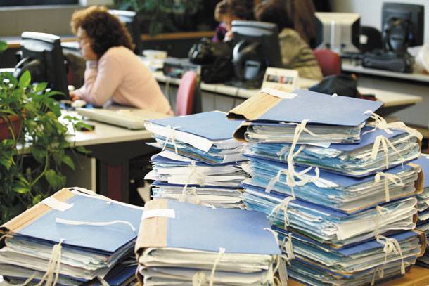 Φοροδιαφυγή: Άνεργη με καταθέσεις 5,6 εκατ. ευρώ και καφετζής με 3,6 εκατ. ευρώ