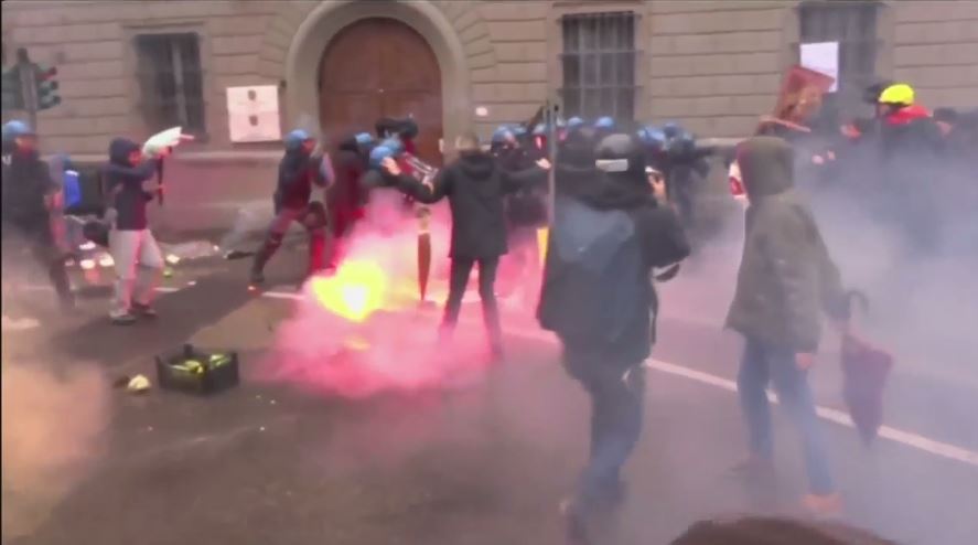 Επεισόδια σε διαδήλωση κατά του Ρέντσι στη Φλωρεντία – ΦΩΤΟ
