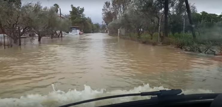 Εντυπωσιακό ΒΙΝΤΕΟ – Πως ένα μικρό αυτοκίνητο διασχίζει τους δρόμους-ποτάμια στη Ζάκυνθο
