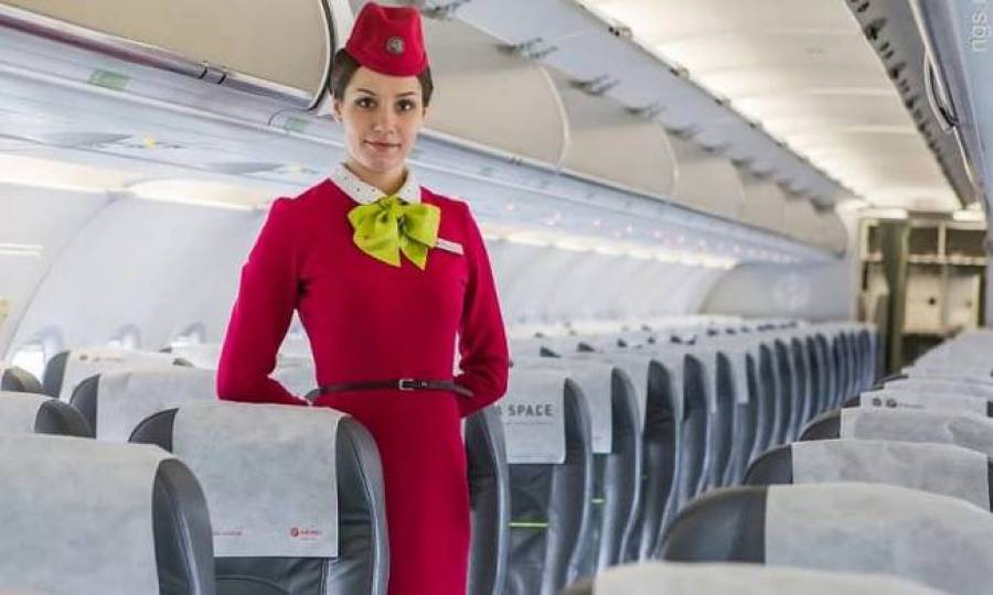 Γιατί οι αεροσυνοδοί έχουν τα χέρια πίσω όταν υποδέχονται τους επιβάτες;