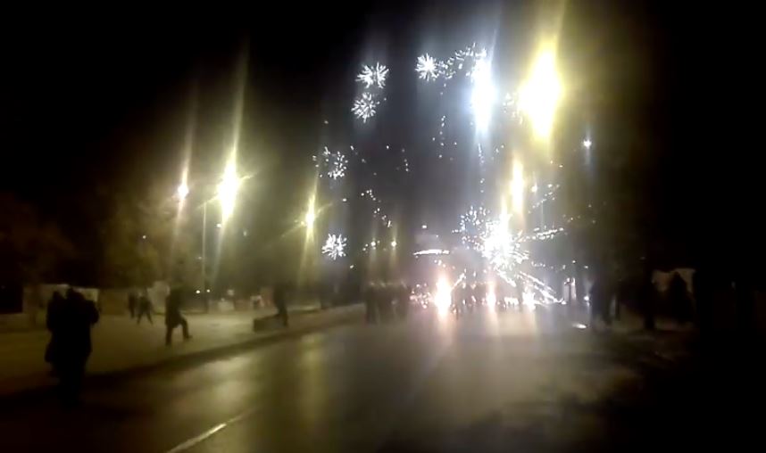 Θεσσαλονίκη – Πετάνε βεγγαλικά κατά των αστυνομικών – ΒΙΝΤΕΟ