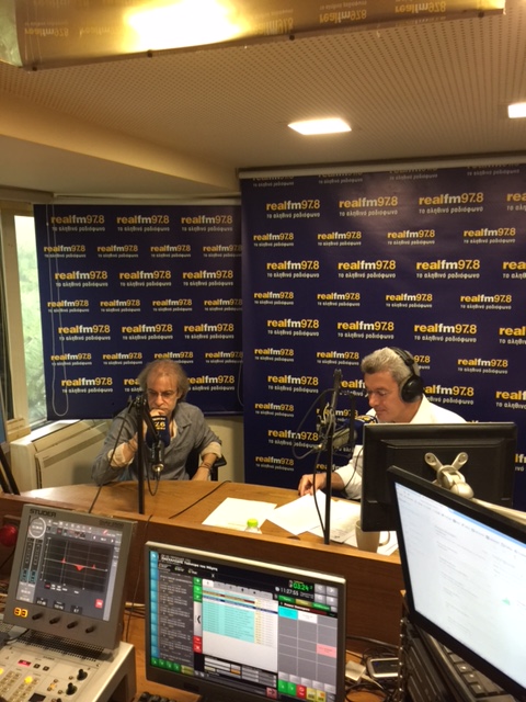 Ο Μίλτος Πασχαλίδης με τον Νίκο Χατζηνικολάου στο στούντιο του Realfm 97,8