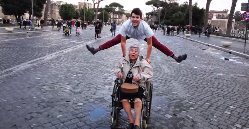 H έκπληξη ενός νεαρού στην 83χρονη γιαγιά του που έγινε viral – ΒΙΝΤΕΟ