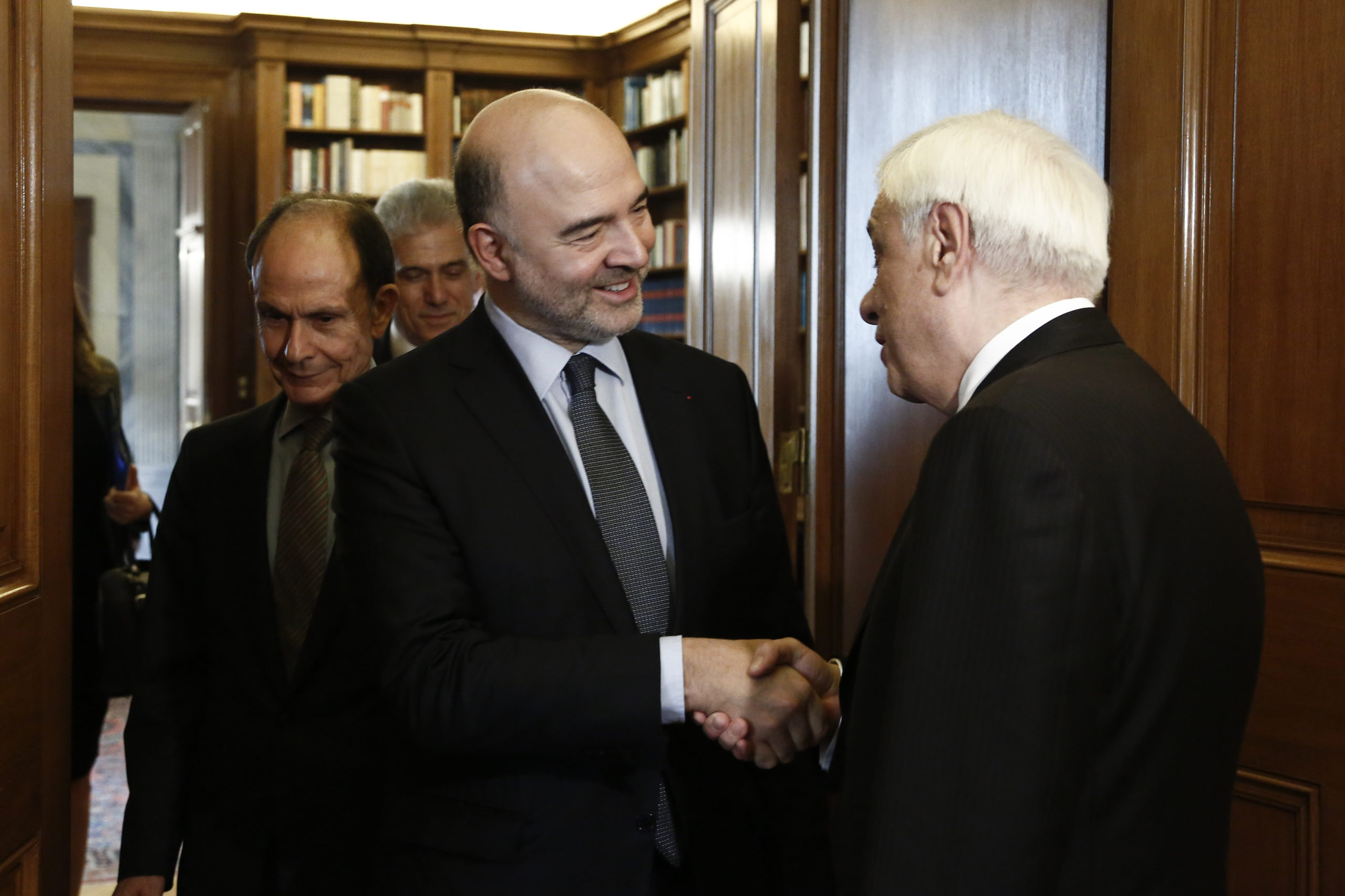 Ο Παυλόπουλος στον Μοσκοβισί: Θέλουμε ελάφρυνση, όχι κούρεμα του χρέους