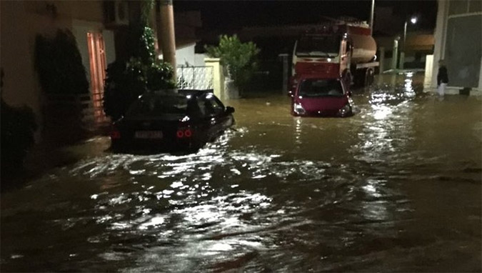 Πλημμύρισαν σπίτια στη Δυτική Αττική από τη νεροποντή – Δεκάδες οι κλήσεις στην Πυροσβεστική – ΤΩΡΑ