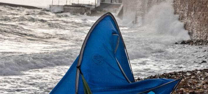 Οι ισχυροί άνεμοι ξήλωσαν σκηνές προσφύγων στη Σούδα – ΒΙΝΤΕΟ