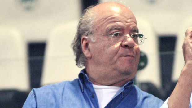 Ράκος ο Γιώργος Κατσαρός στην κηδεία της γυναίκας του – ΦΩΤΟ