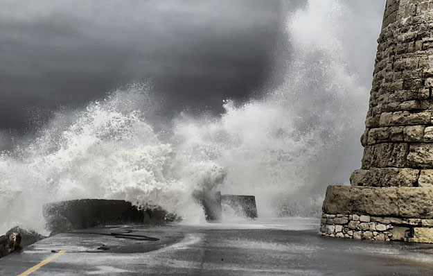 Οι ισχυροί άνεμοι κρατούν δεμένα τα πλοία για τις Σποράδες
