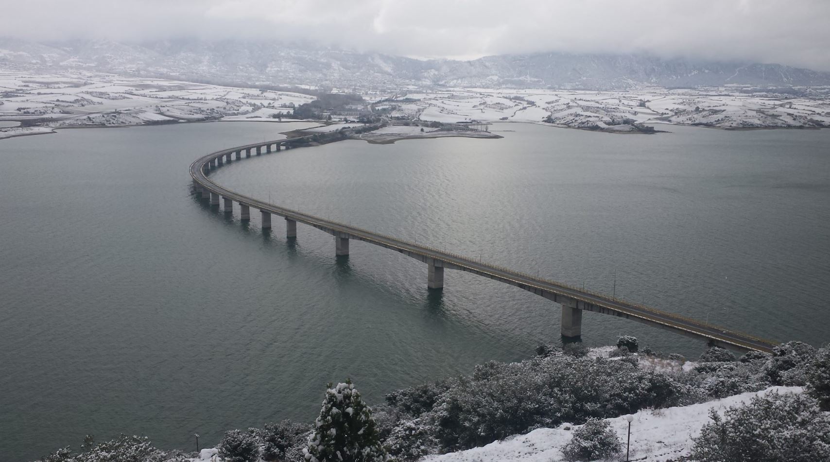 Το χιονισμένο σκηνικό στην Υψηλή Γέφυρα των Σερβίων – ΦΩΤΟ